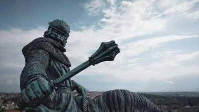 Socha Jana Žižky s kopí na pozadí oblohy.