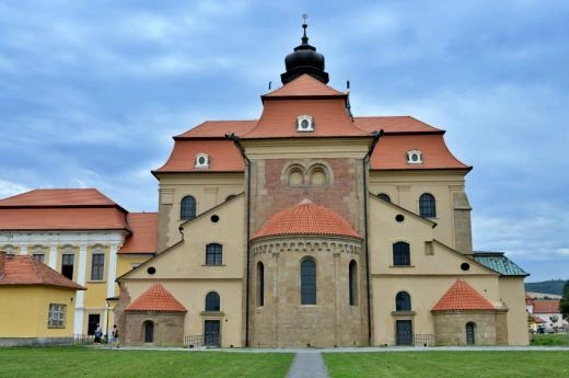 Bazilika svatého Prokopa ve Velehradu na pozadí oblohy.