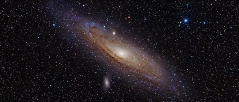 Spirální galaxie s hvězdami na pozadí vesmírného prostoru.