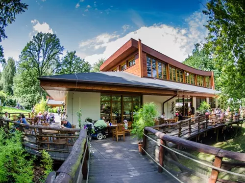 Restaurace s venkovním posezením v přírodě.