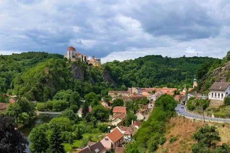 Zámek ve Vranově nad Dyjí s pohledem na městečko.