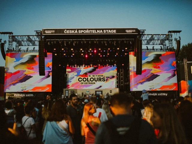 Scéna festiválu Colors v Ostravě s diváky před barevnými obrazovkami.
