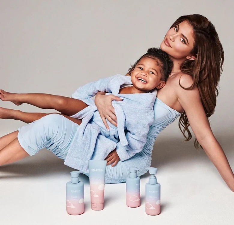 Kylie Jenner s dcerou v modrém oblečení