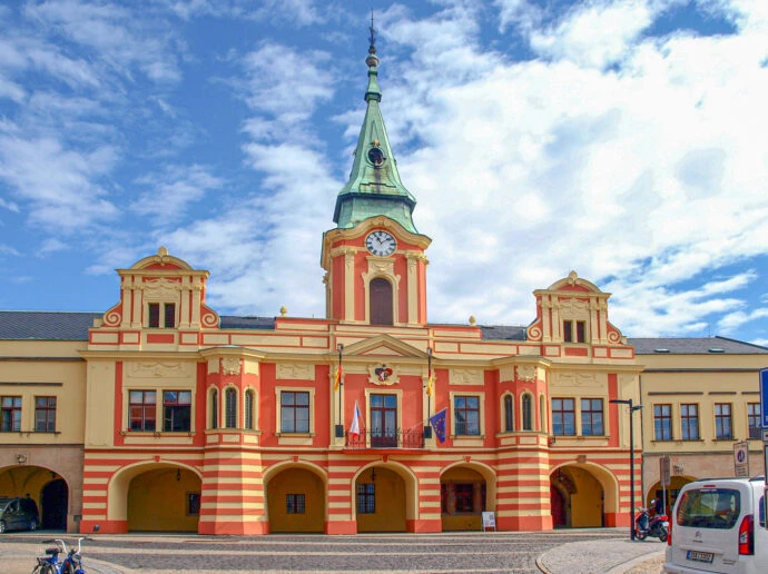 Barokní radnice v Mělníku s věží na náměstí.