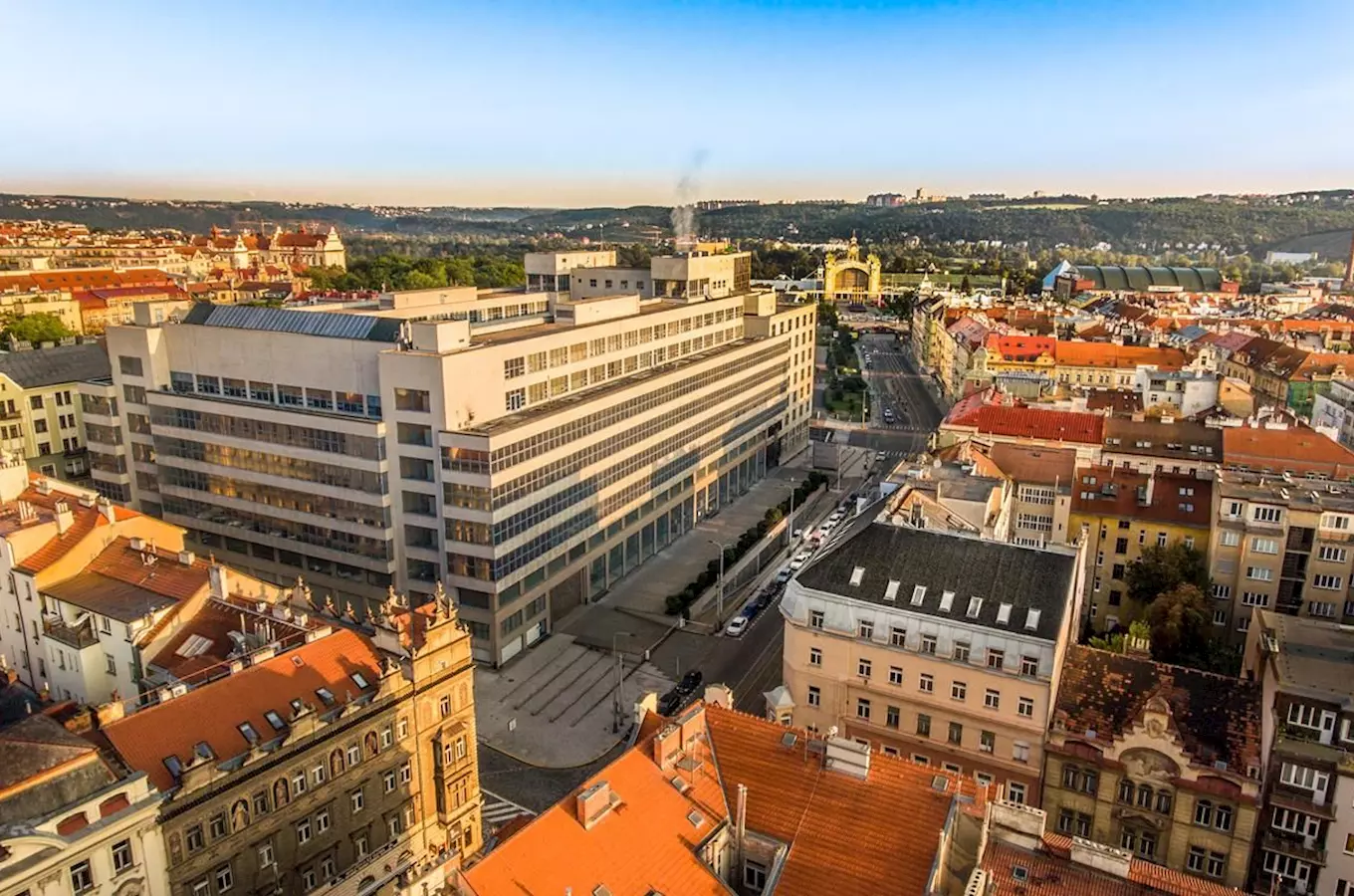 Veletržní palác v Praze s okolními historickými budovami.