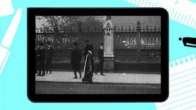 Historická fotografie ženy v tradičním oděvu před bránou.
