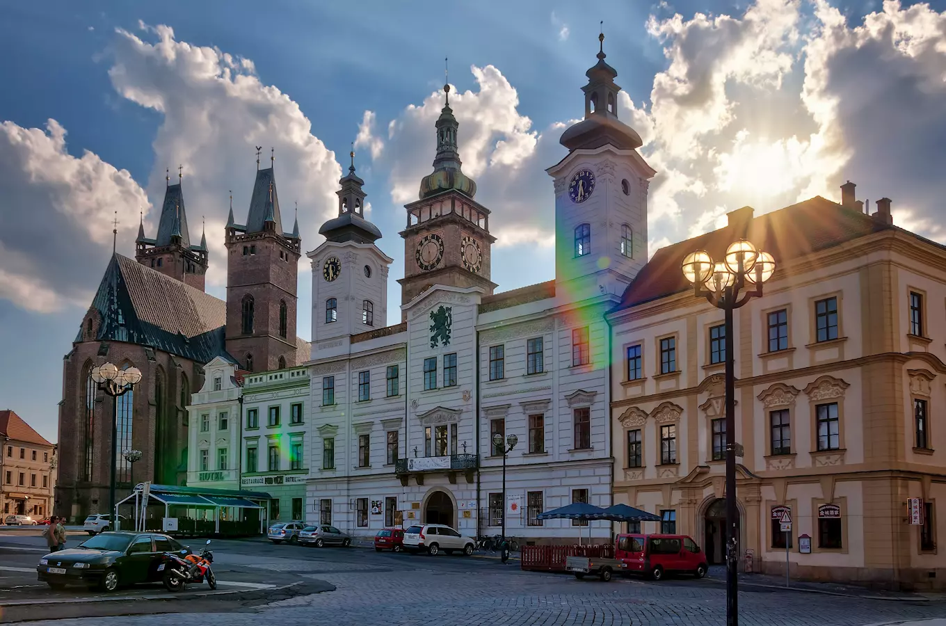 Historické náměstí v Hradci Králové s kostelem a radnicí.