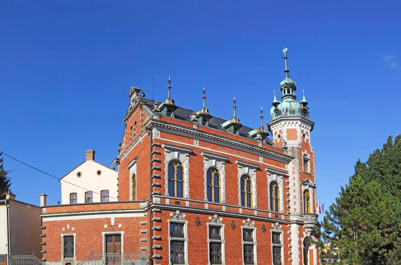 Historická radnice ve Svitavách s věží na modré obloze