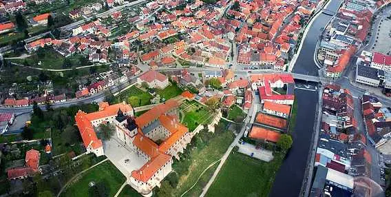 Pohled na hrad v Třebíči s okolím města řekou.