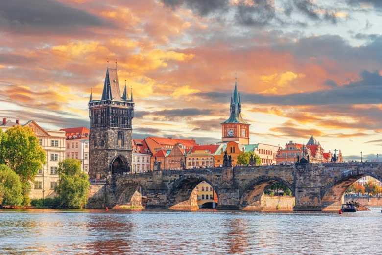 Historický most Karlov v Praze při západu slunce.