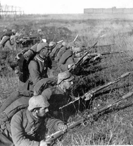 Historická fotografie vojáků z první světové války v zákopu.