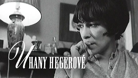 Černobílá fotografie herečky Hany Hegerové v interiéru.