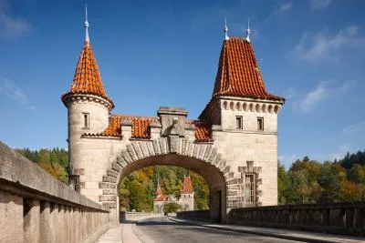 Karlův most v Praze s věžemi na modré obloze