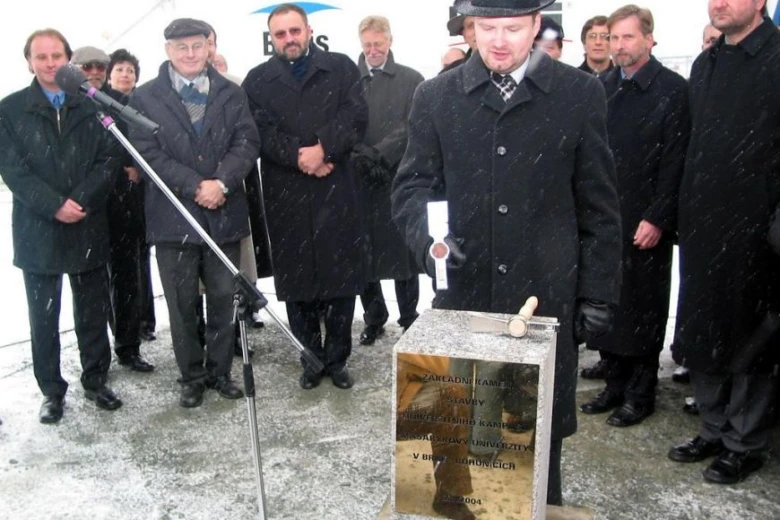 Slavnostní událost na univerzitním kampusu v Brně s pamětní deskou.