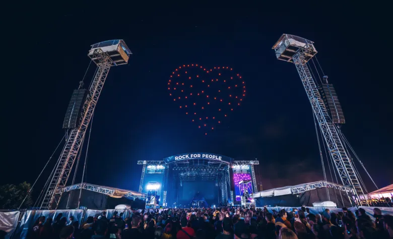 Koncertní scéna festivalu Rock for People s drony tvořící srdce na obloze.