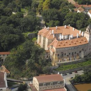 Pohled na historický zámek v Brandýse nad Labem nebo Staré Boleslavi.