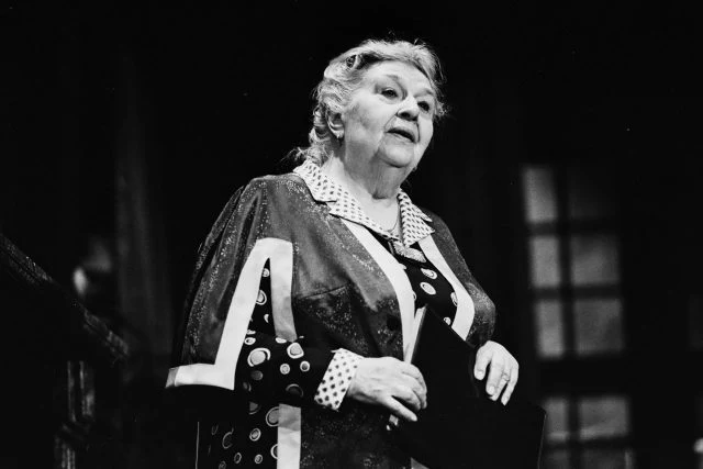 Stella Zázvorková jako herečka na divadelním jevišti.