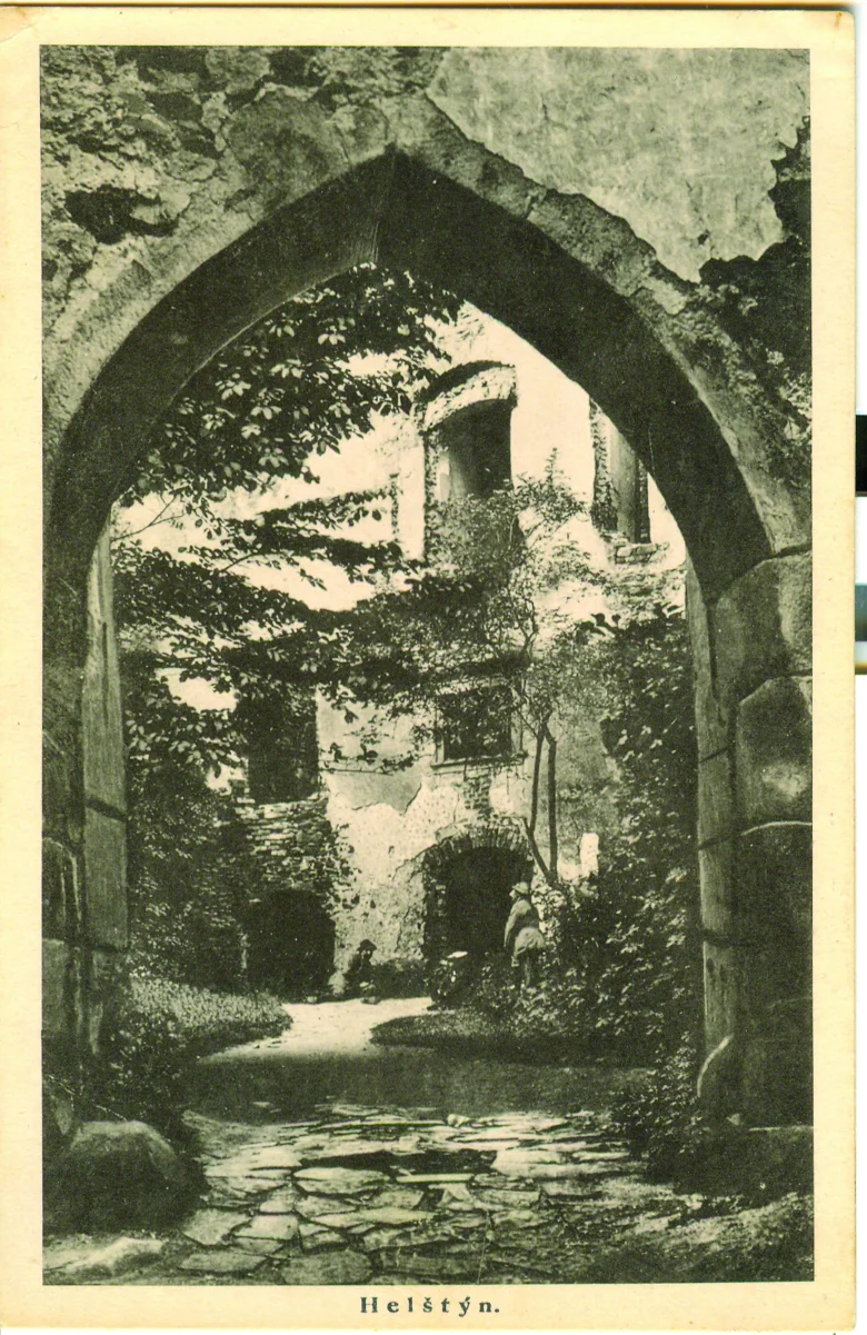 Stará fotografie vstupní brány do hradu Helfštýn s rušnými zdmi.