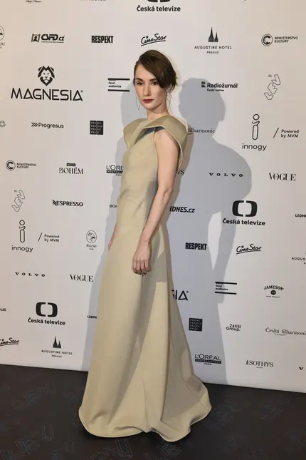 Žena v šatě na červeném koberci české události.
