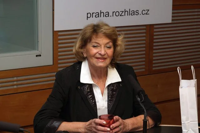 Portrét Yvety Simonoové při vystoupení v Praze.