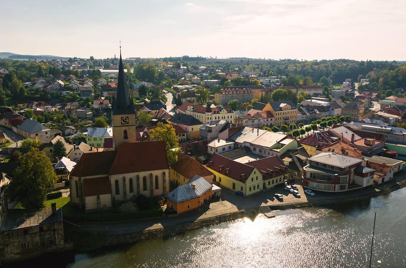 Vzdušný pohled na město Ledeč nad Sázavou s řekou a kostelem.
