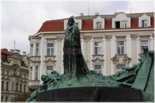 Socha Jana Husa v Praze na historickém náměstí.