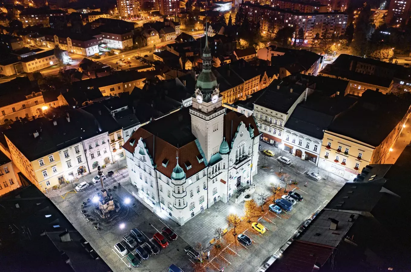 Nocní pohled na radnici v centru města Šumperk.
