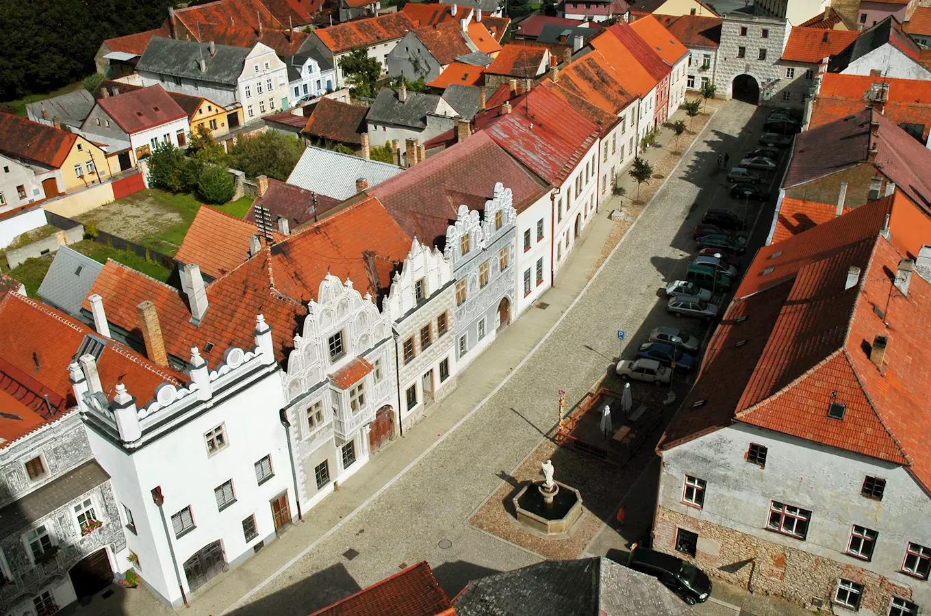 Historické centrum Slavonicí s barokními domy na náměstí.