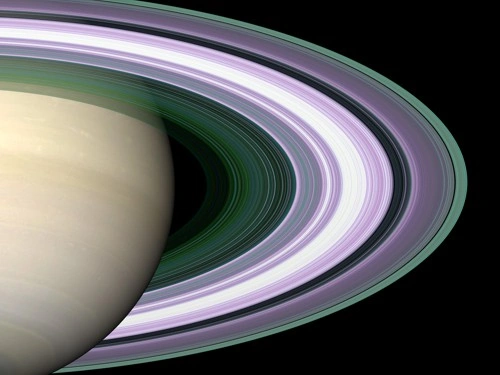 Planeta Saturn s výraznými prstenci na černém pozadí vesmíru.