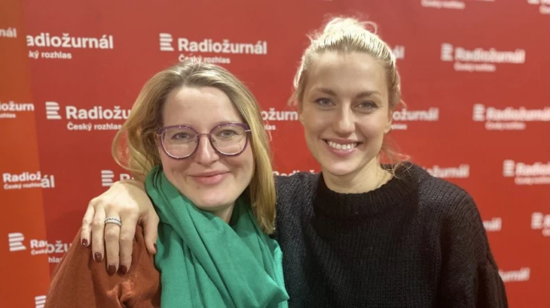 Dvě ženy stojí před logem Českého rozhlasu.