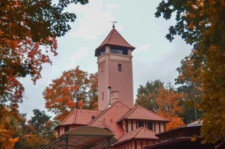 Historická věž v Litoměřicích obklopená podzimními listím.