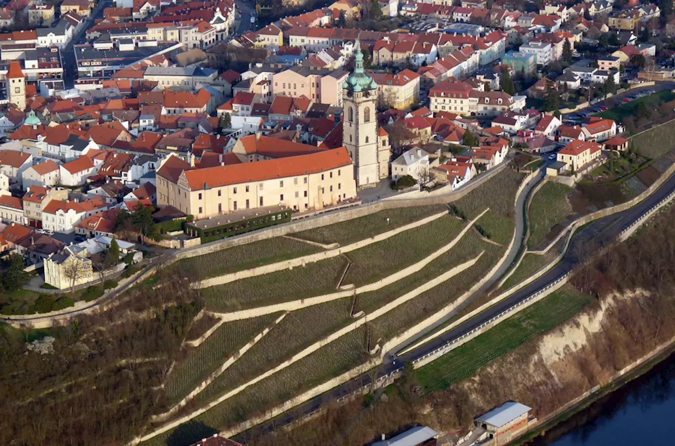 Letecký pohled na město Mělník s vinicemi podél řeky.