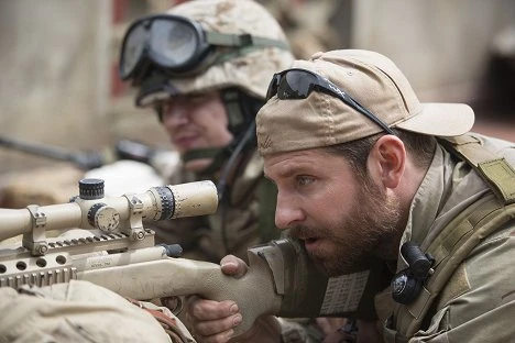 Bradley Cooper v roli snajpera ve filmu American Sniper.