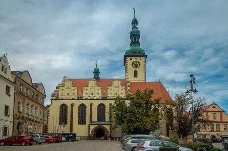 Kostel svatého Jakuba v Tábore s věží na náměstí.