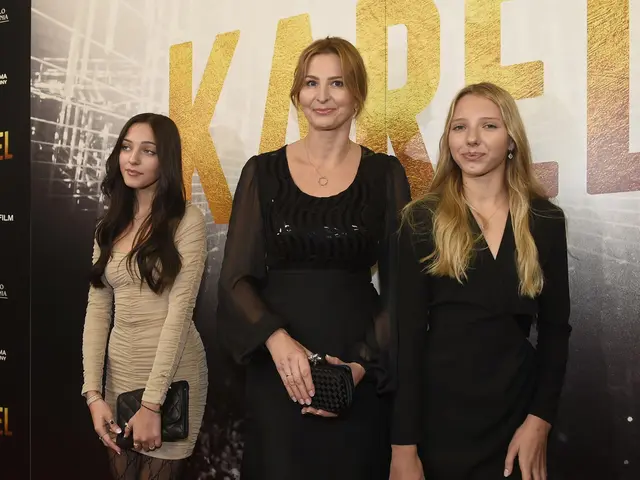 Ivana Gottová s dcerami na veřejném podniku.