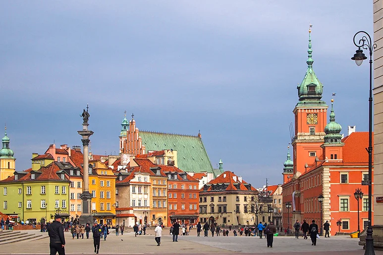Staroměstské náměstí ve Varšavě s barevnými domy a věží.