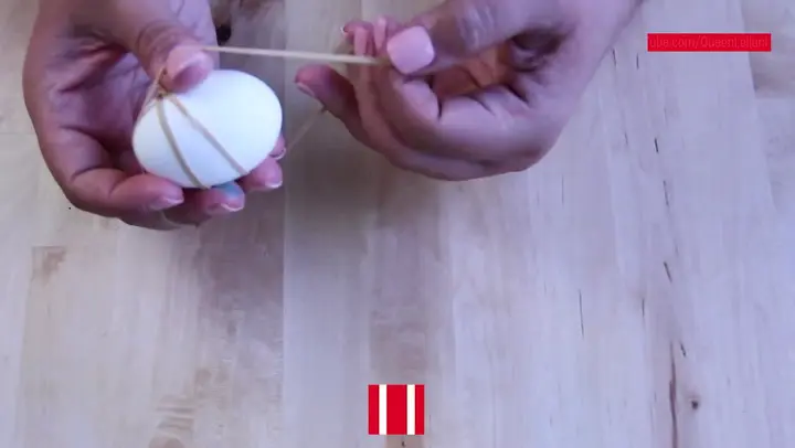 Egg decorating with rubber band