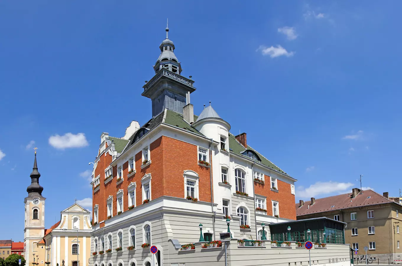Historická budova radnice v centru města Hodonína.