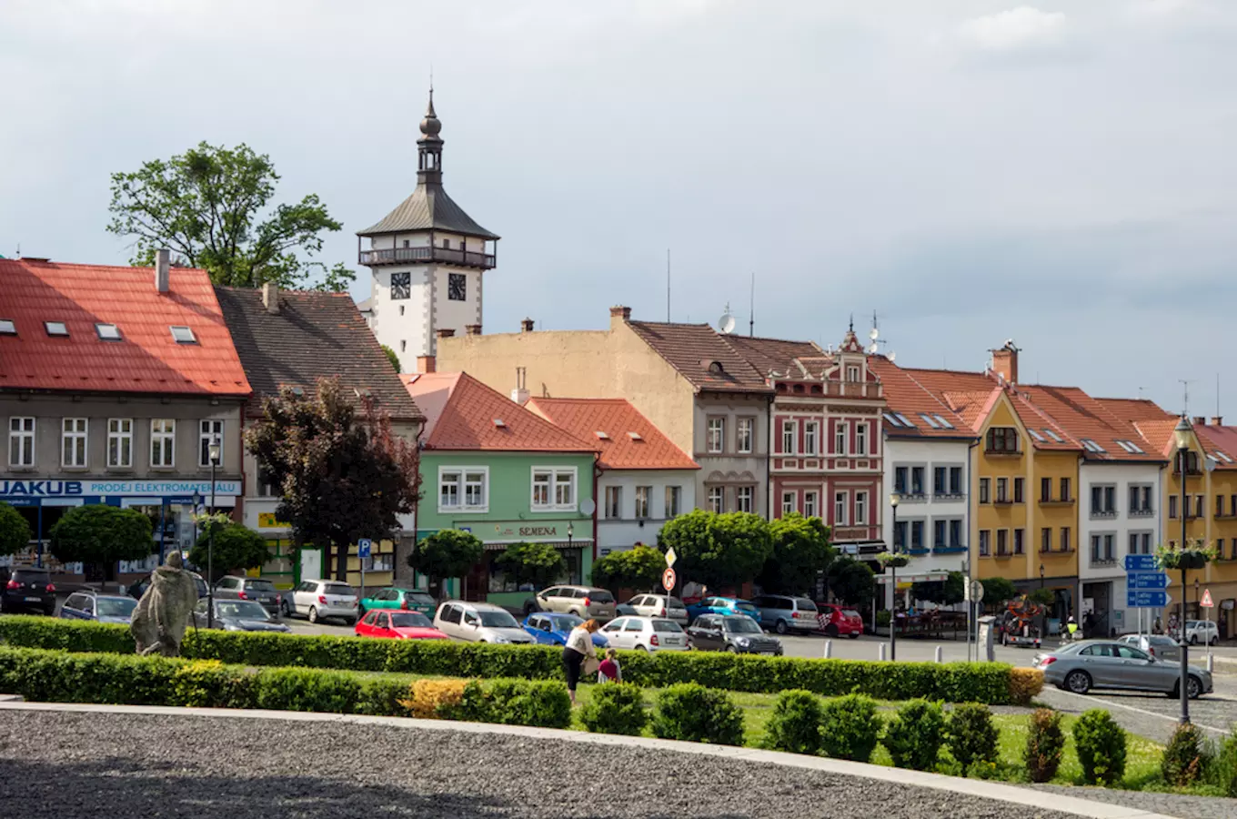 Historické náměstí v Roudnici nad Labem s věží a barevnými domy.