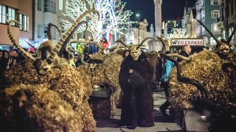 Krampus s čerty na nočním průvodu v Rakousku