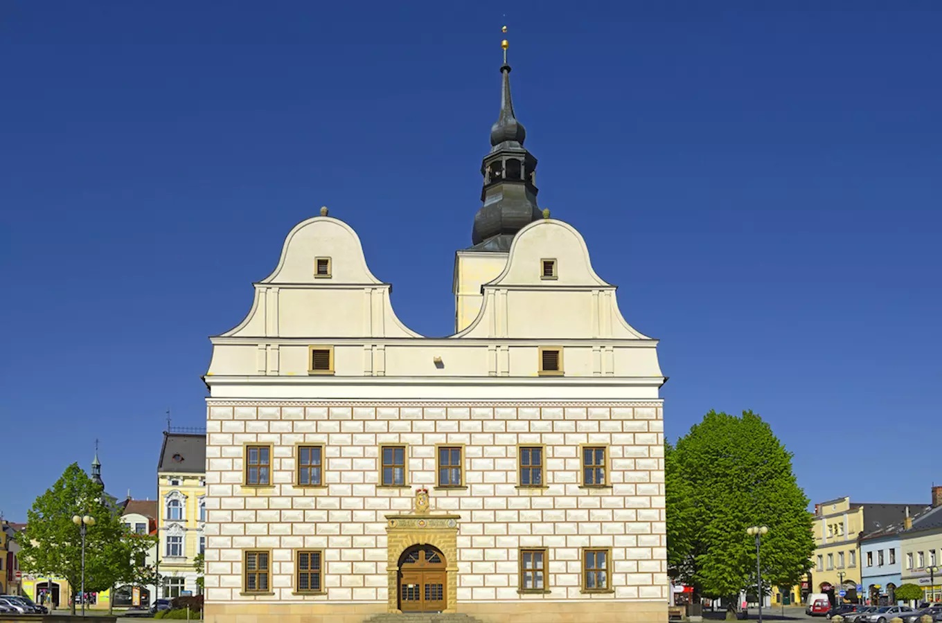 Historické radnice v Lanškrune s věží pod modrou oblohou.
