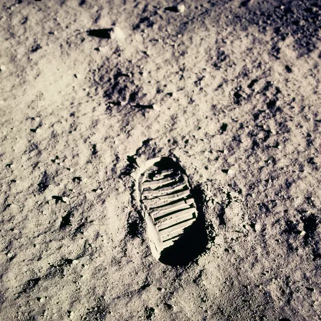 Stopa astronauty na povrchu Měsíce z mise Apolla.