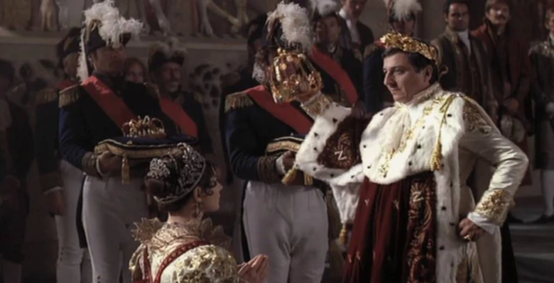 Napoleon Bonaparte korunován císařem v historické scéne.