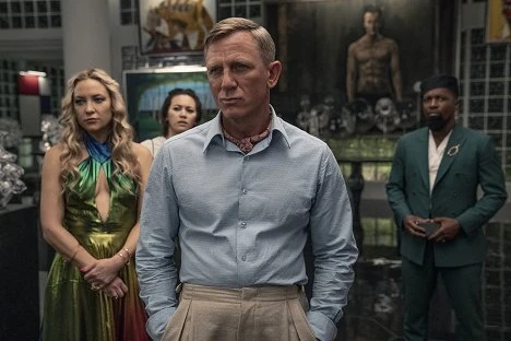 Daniel Craig jako James Bond s ostatními herci v galerii.