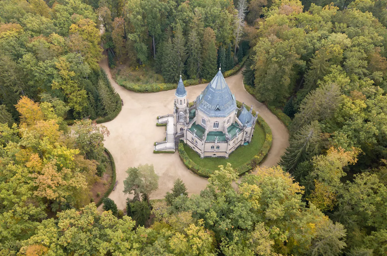 Pohled na hrobku Schwarzenberků v Třeboni z výšky.