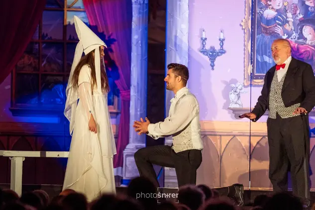 Scéna z představení o Bílé paní při svatbě na jevišti.