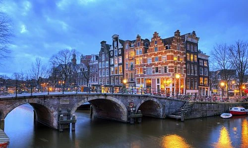 Nizozemské kanálové domy s mostem v Amsterdamu.