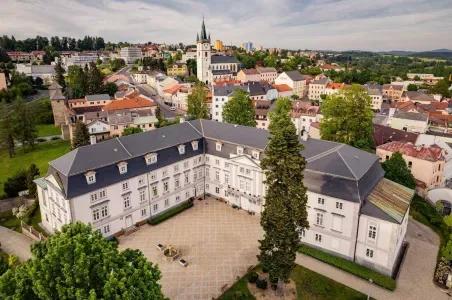Vzdušný pohled na náměstí v Táboře s kostelem a okolními domy.