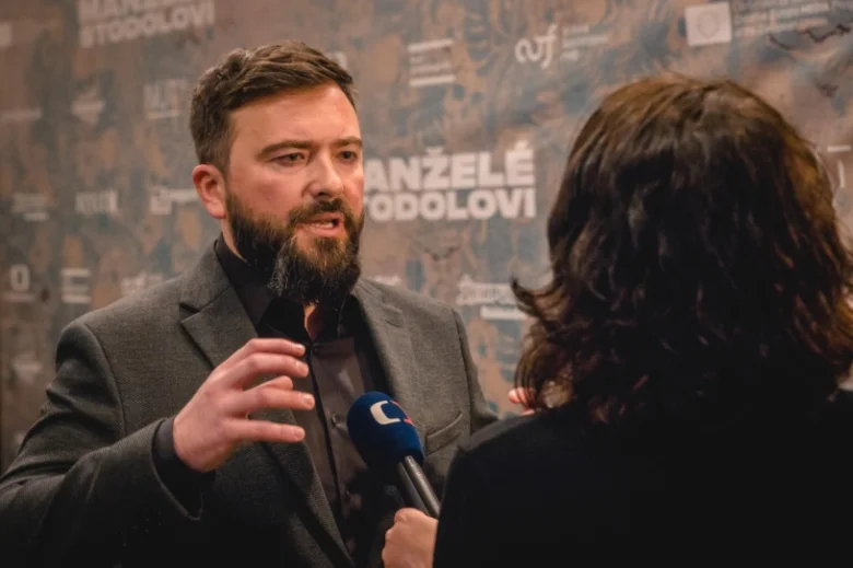 Muž s vousy hovoří o příběhu rodiny Stodolových.