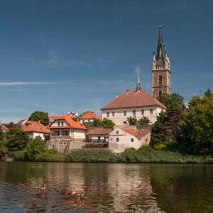 Pohled na historické centrum města Čáslav s kostelem.